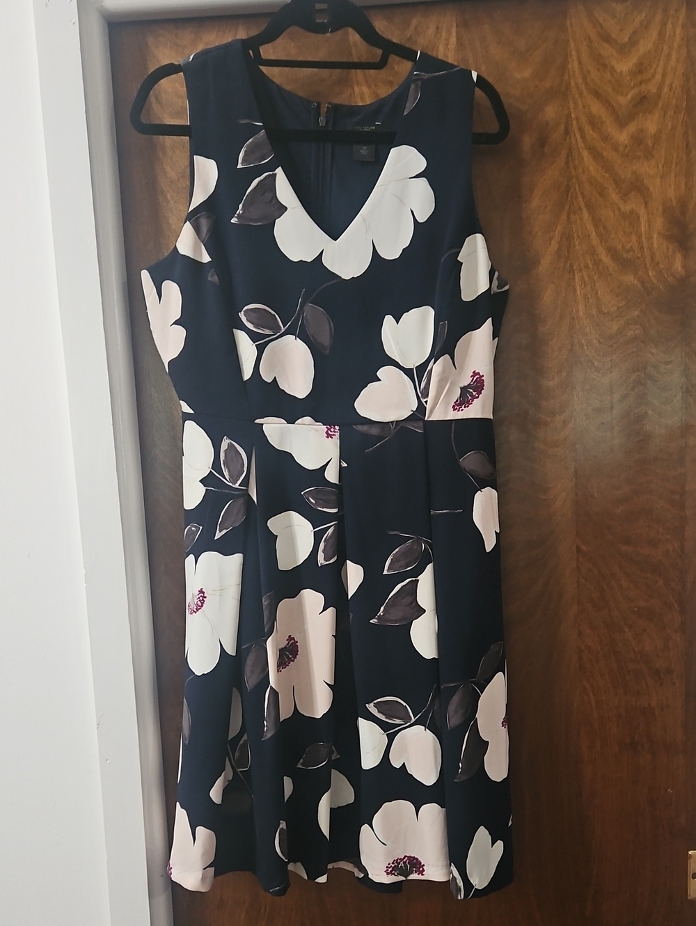 Ann Taylor Factory Navy Floral V-Neck Midi Dress with White Blooms Size 10